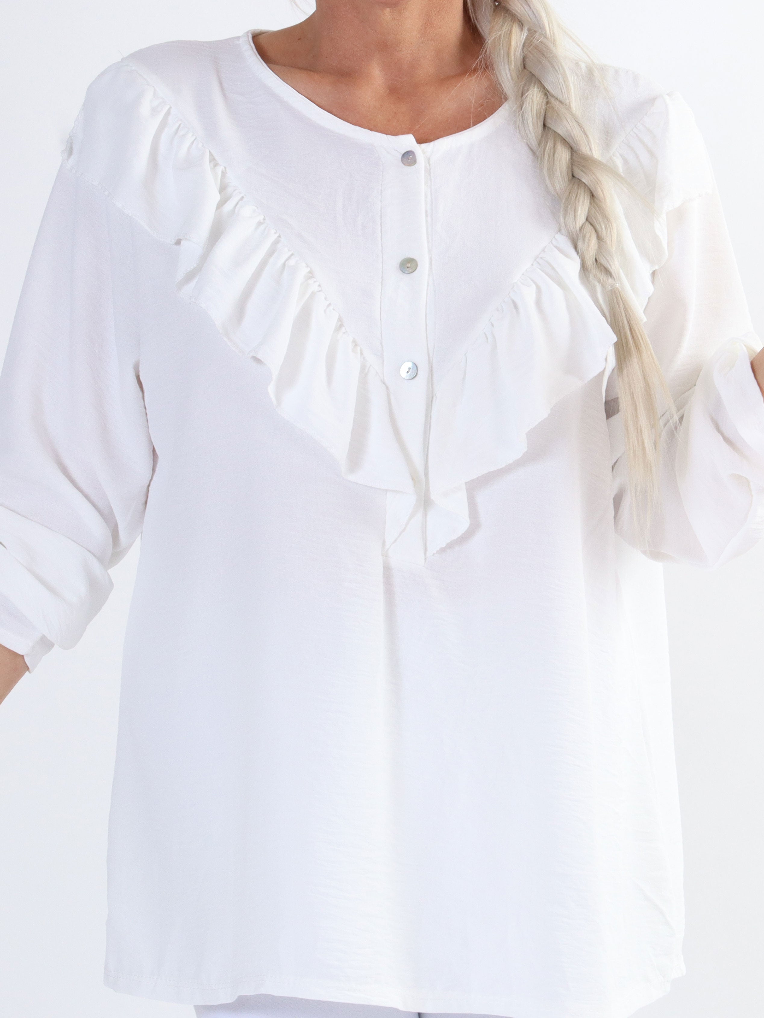 Nicola - Söt plus size blus med volanger och knappar